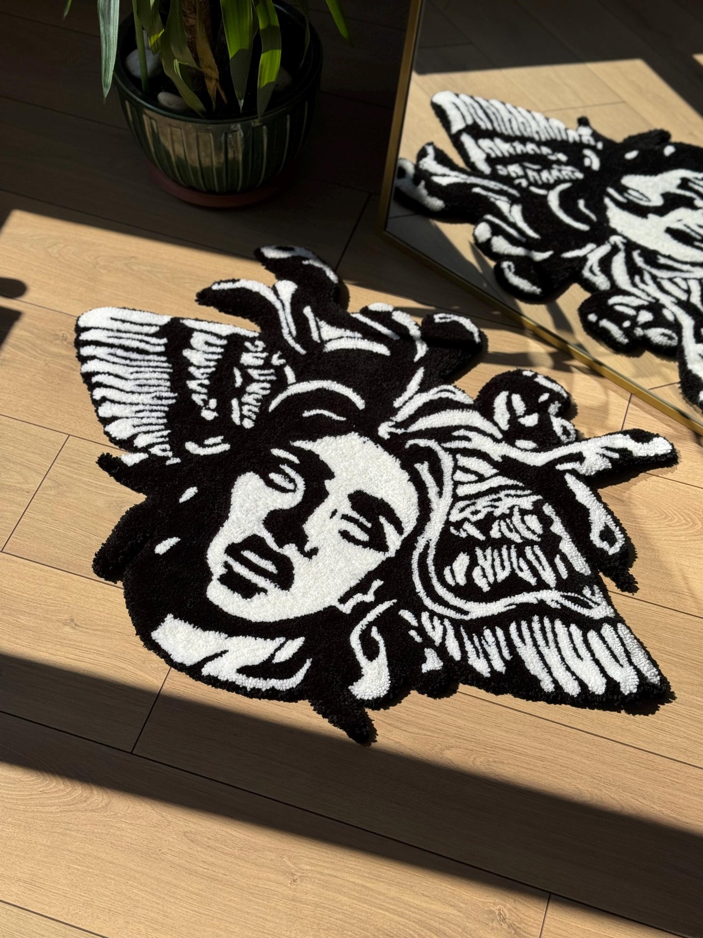 Medusa Tufted Rug – Handmade Fluffy Greek Mythology Carpet – Bold Statement Floor Art – 3D Textile Wall Decor