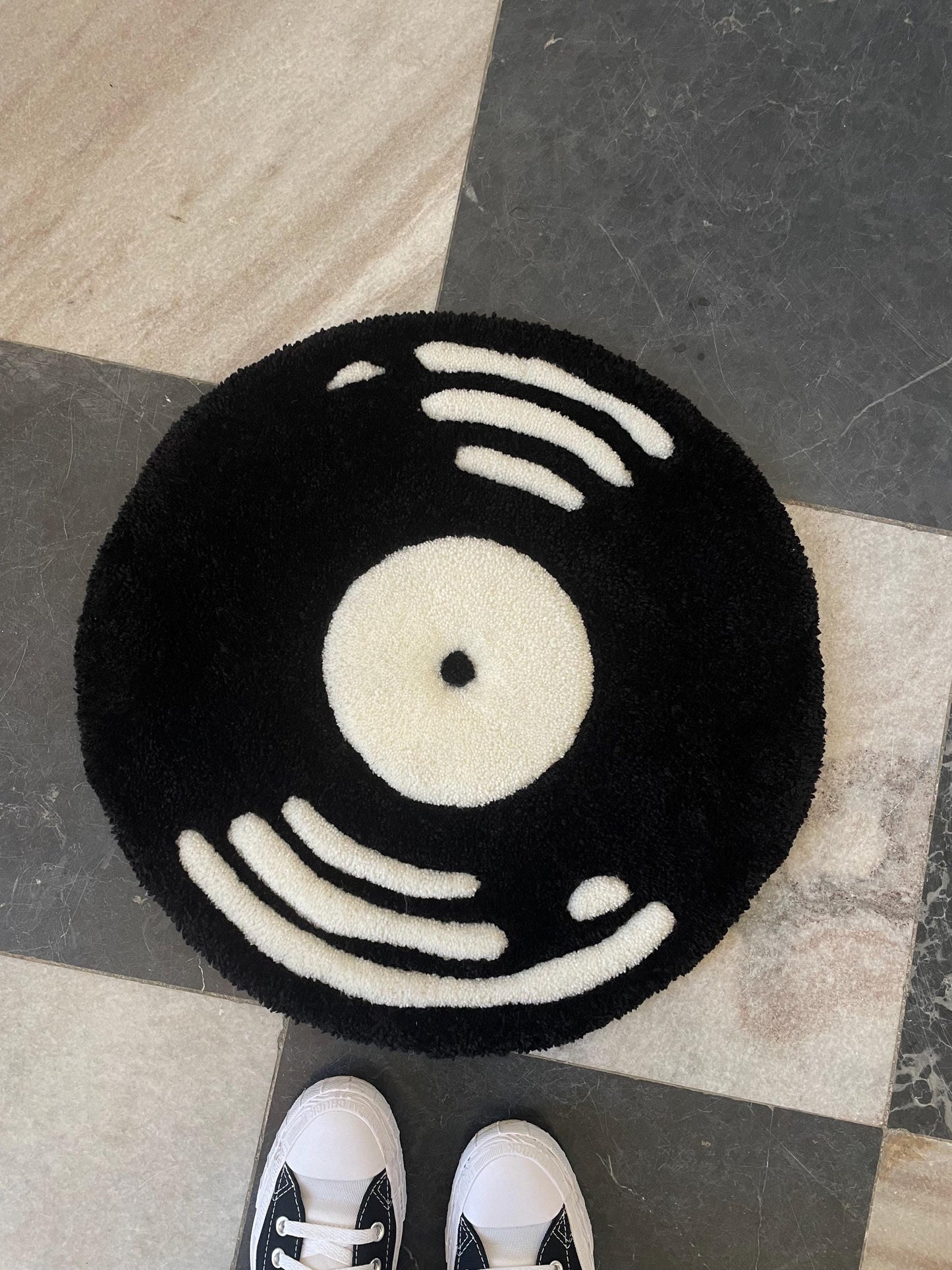 An aesthetic "vinyl record" rug made using the tufting method