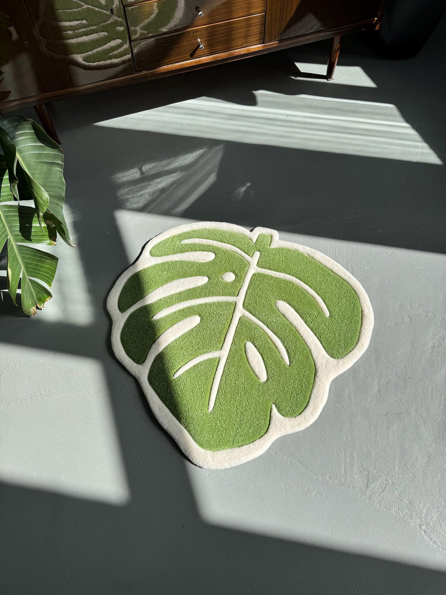 Handcrafted Monstera Leaf Rug: Green Plant Lover Gift (22”)