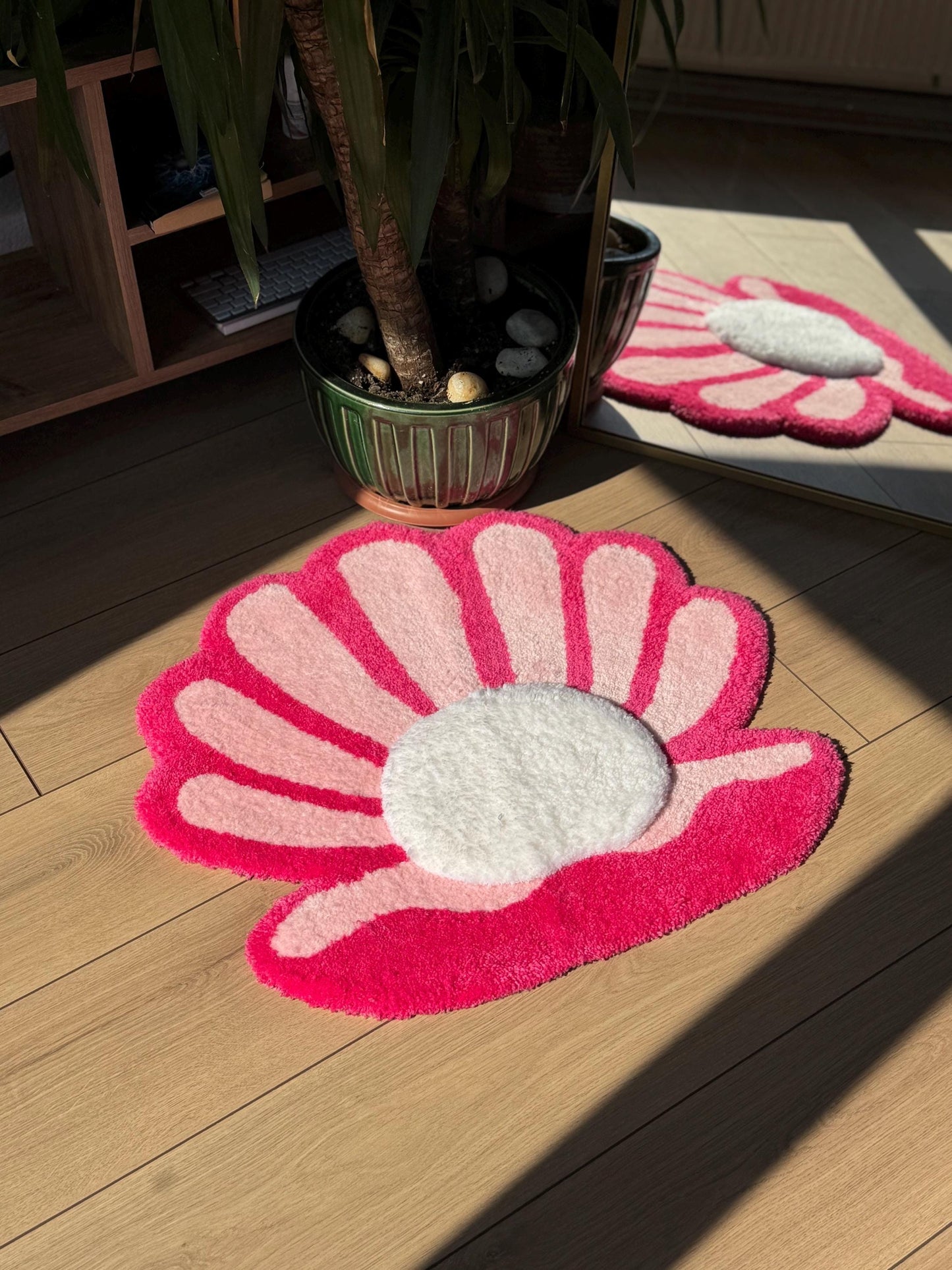Handmade 3D Pearl Shell Tufted Rug Pink Aesthetic Seashell Floor Mat for Bedroom Bathroom Vanity Area Decor Soft Carpet 70x65cm Gift Idea