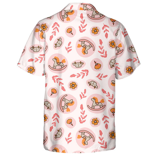 Capaill Rocking Agus Gluaisteáin Bréagán Ar an gCúlra Bándearg Léine Haváís, Bronntanas Léine Haváíais, Bronntanas Nollag