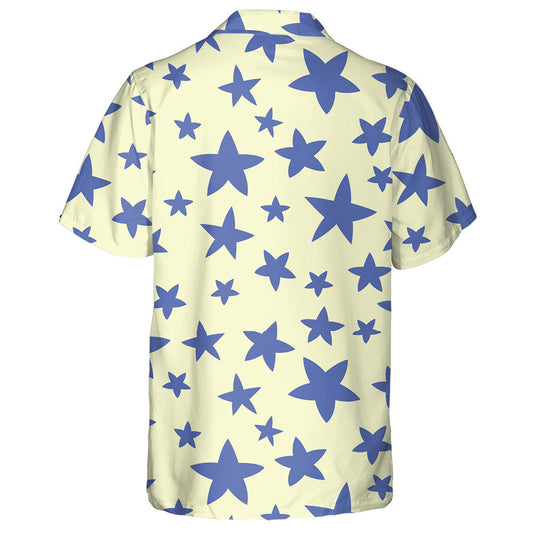 Patrún Pastel Blue Stars Ar Chúlra Buí Éadrom Léine Haváíais, Bronntanas Léine Haváíais, Bronntanas Nollag