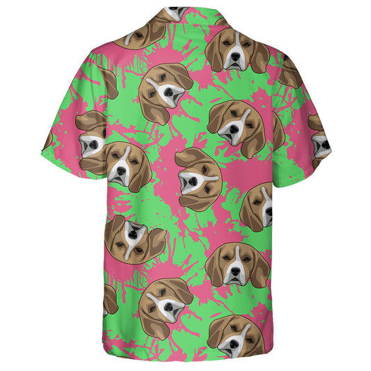 Beagle Liath Agus Péint Bándearg ag Fáscadh Ar Léine Glas Haváís, Bronntanas Léine Haváíais, Bronntanas Nollag