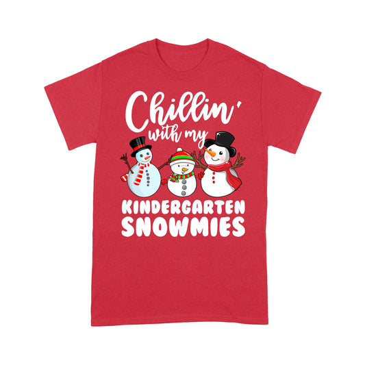Chillin' Le Mo Kindergarten Snowmies Greannmhar Nollag Tee Léine Bronntanas Don Nollaig