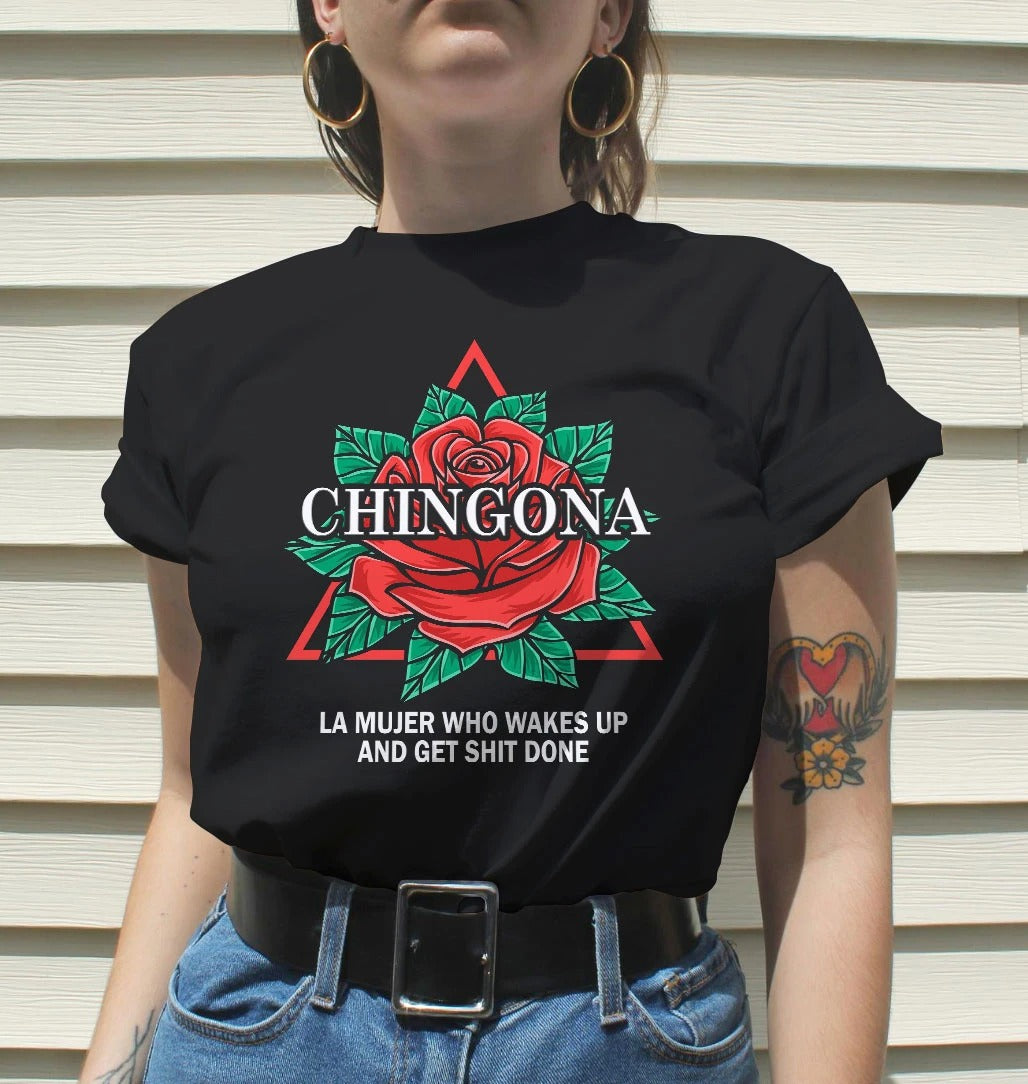 Chingona la mujer a dhúisíonn léine T Tee