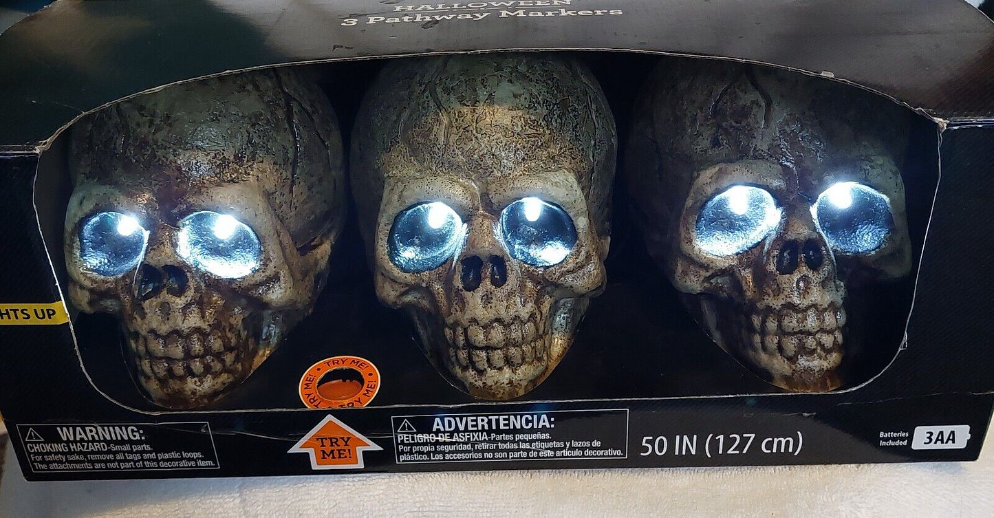 Ceiliúradh a dhéanamh ar Oíche Shamhna Sraith de 3 Marcóirí Conair Skull Soilse Gealánacha agus Fuaim