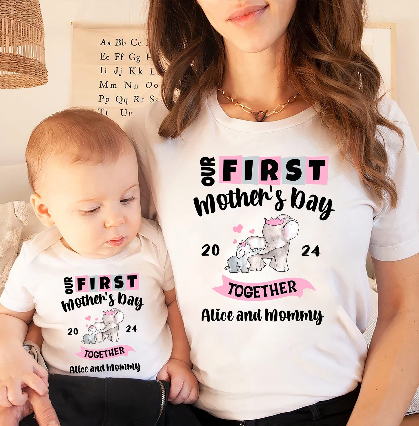 Saincheaptha Ár gCéad Lá Máithreacha, Bronntanas do Mhamaí Nua, Léine Lá na Máithreacha , Lá na Máithreacha Meaitseála, Sweatshirt Lá na Máithreacha, Bronntanas do Mhama, tee Lá na Máithreacha