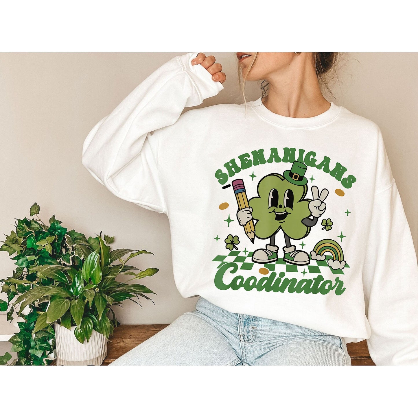 Lá Fhéile Pádraig Múinteoir Sweatshirt Múinteoir St. Patrick Shenanigans Coordinator Retro St. Patrick One Lucky Múinteoir Gift