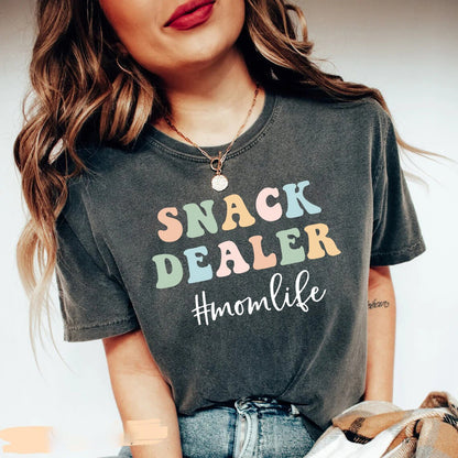 Léine Mam Dealer Snack, Bronntanas Mam Greannmhar, Léine Mam Lapadán, Bronntanas Lá na Máithreacha, Léine Lae na Máithreacha, Bronntanas Mam Lapadán, Bronntanais Léine Nua Mhamaí tee