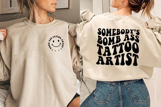 Ealaíontóir Tatú Ass Buama Somebody, Léine Ealaíontóra Tattoo, Bronntanas Ealaíontóra Tatú, Léine Ealaíontóra Tattoo Somebodys Buama Ass, Bronntanas Tattoo, Tattoo Tee