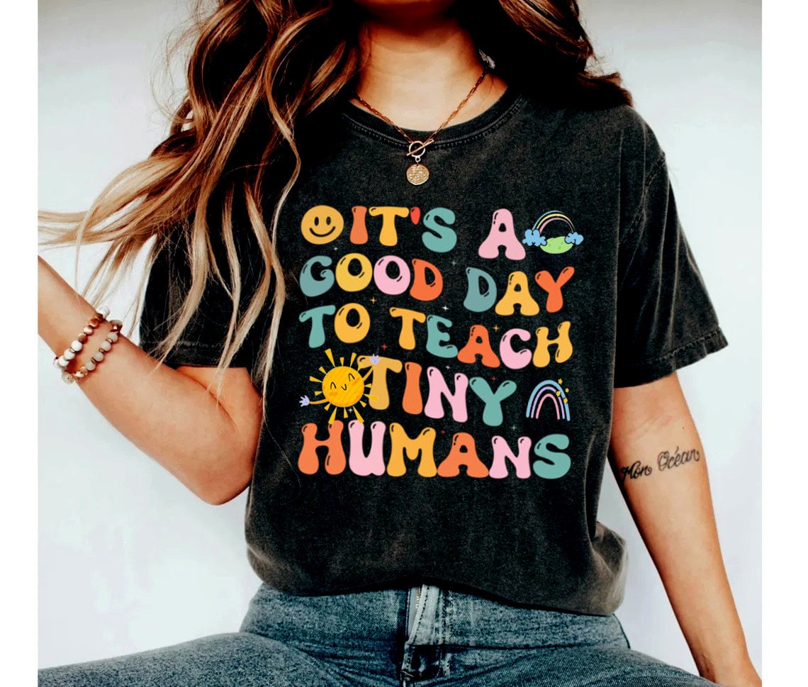Léine Múinteora, Bronntanas Léirthuiscint an Mhúinteora, Is Lá Maith é Chun Léine Múinteora Tiny Humans a Mhúineadh, Teach Love Inspire, Bronntanas léine Múinteora