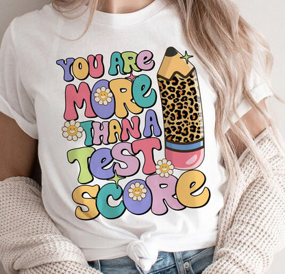 Tá Níos Mó Ná Scór Tástála Tú, Léine Tástála Lá Tástála, Léine Tástála an Mhúinteora, Léine Tástála Scrúdaithe, T-léine Léirthuiscint an Mhúinteora, Téad Scoile Cool