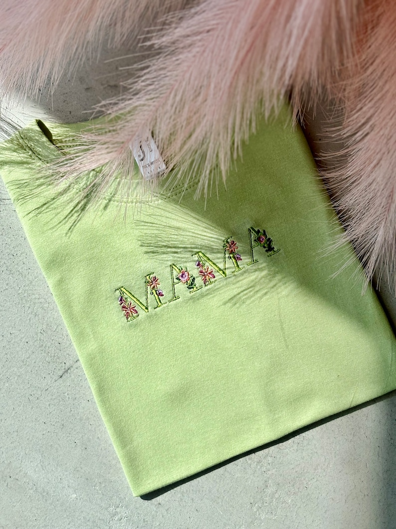 Stijlvol geborduurd moeder-T-shirt: ontwerp met bloemenletters, perfect eerbetoon aan moeders liefde en schoonheid