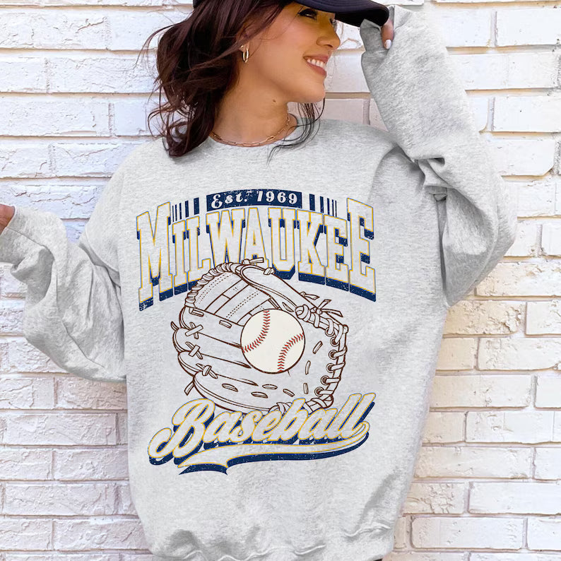 Milwaukee Football Sweatshirt, Retro Milwaukee Baseball 90s Style Shirt, Milwaukee Game Day Tee, Throwback Milwaukee Shirt, Baseball Mom Tee