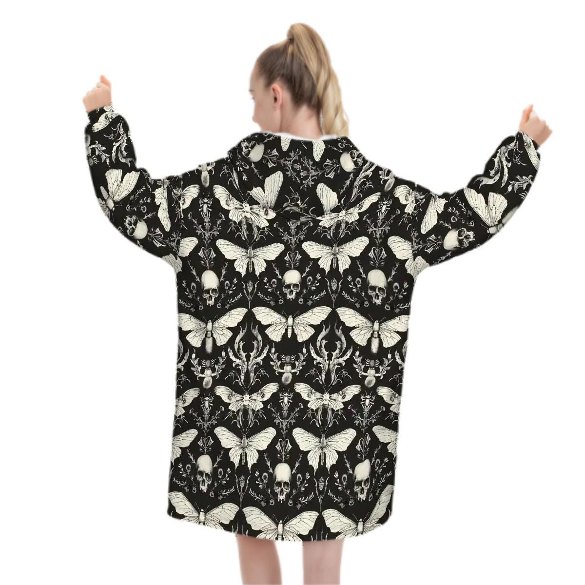 Gothic Skull Moth Blanket Hoodie, Black Witchy Black Wildflower Hooded Jumper, Long Sleeve Fashion Loungewear for Women