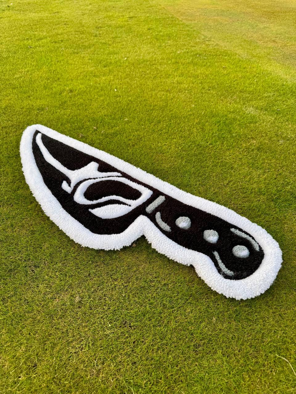 Knife-shaped rug, scream rug, handmade rug, horror rug, custom tufted rug, unique home decor
