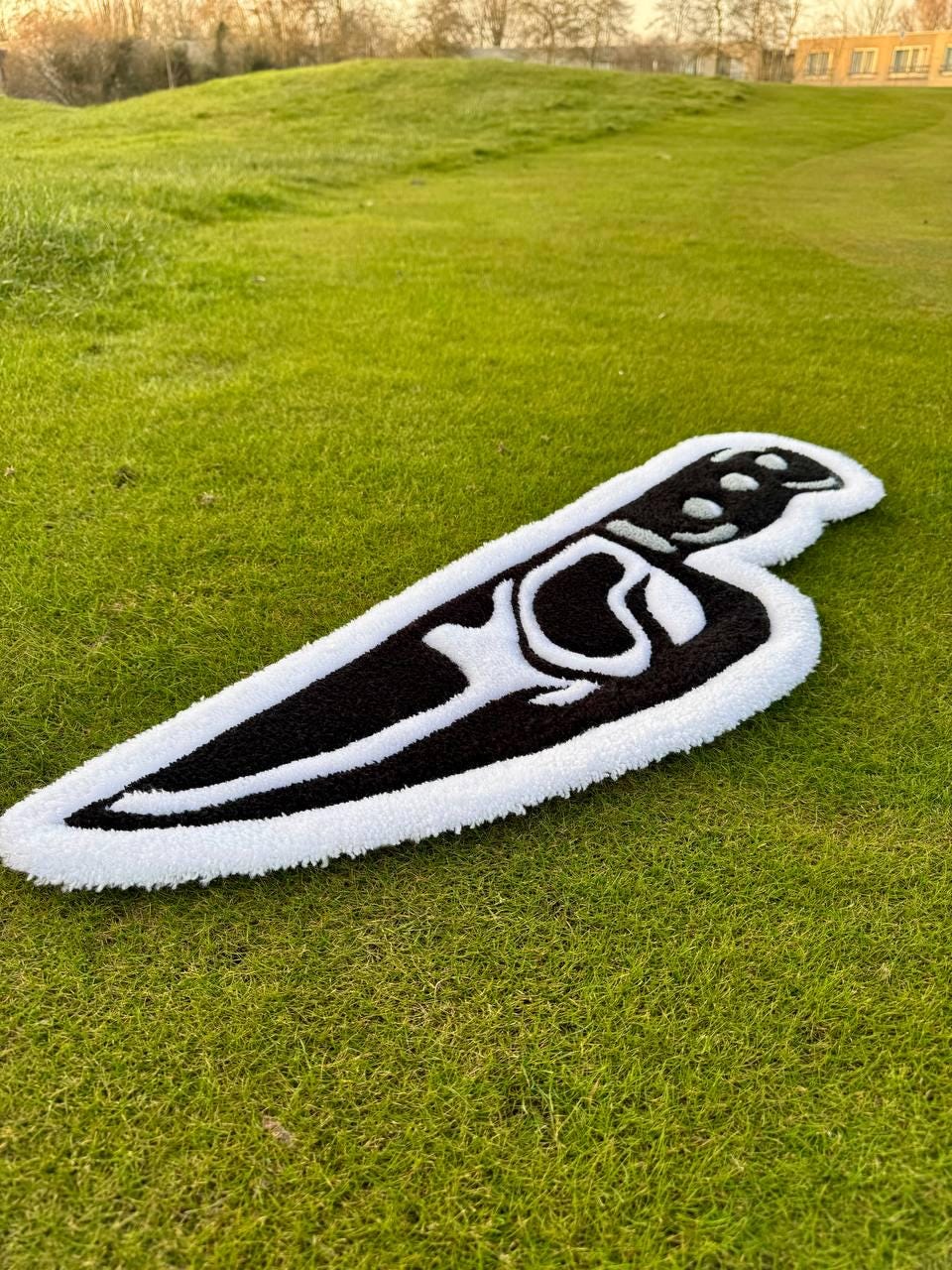 Knife-shaped rug, scream rug, handmade rug, horror rug, custom tufted rug, unique home decor