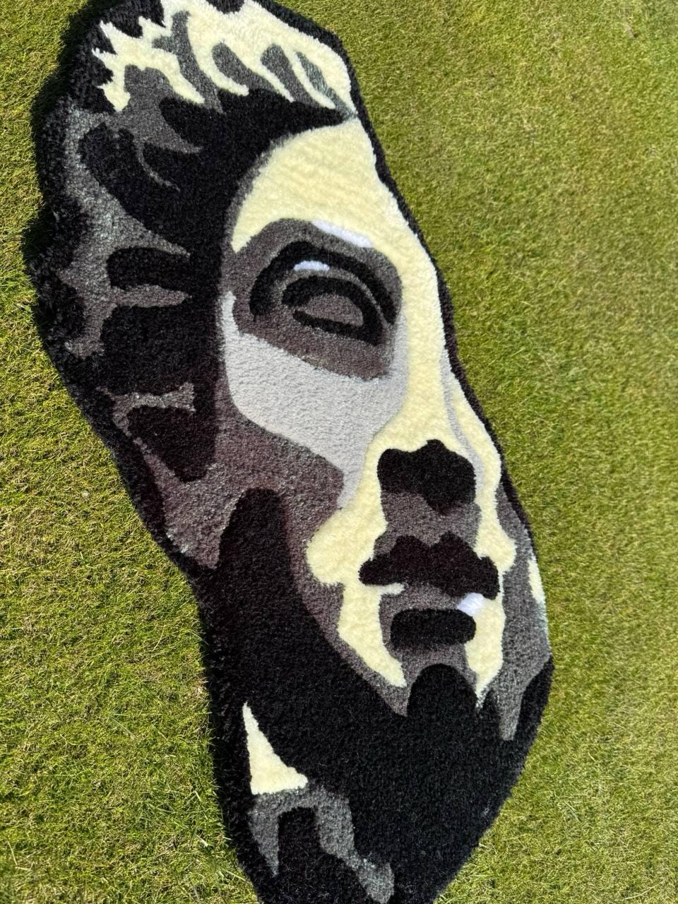 Handmade Tufted David Head Rug: Modern Art Decor (80x60 cm)