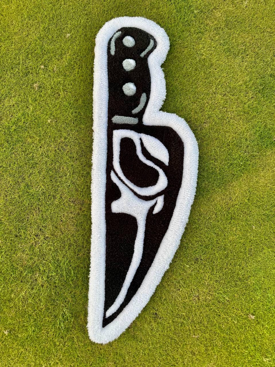 Knife-shaped rug, scream rug, handmade rug, horror rug, custom tufted rug, unique home decor