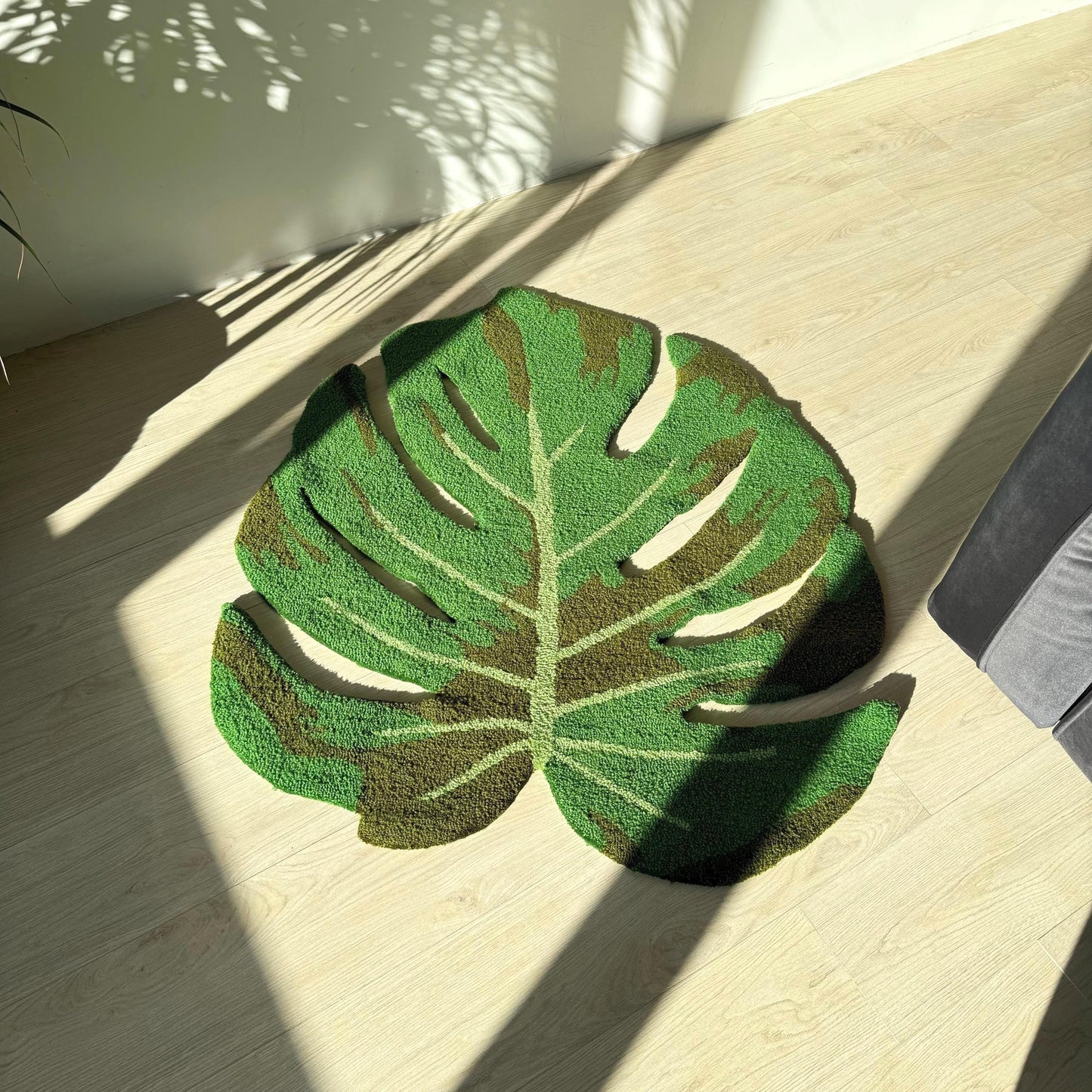 Handmade Monstera Leaf Tufted Rug: Tropical Plant Decor