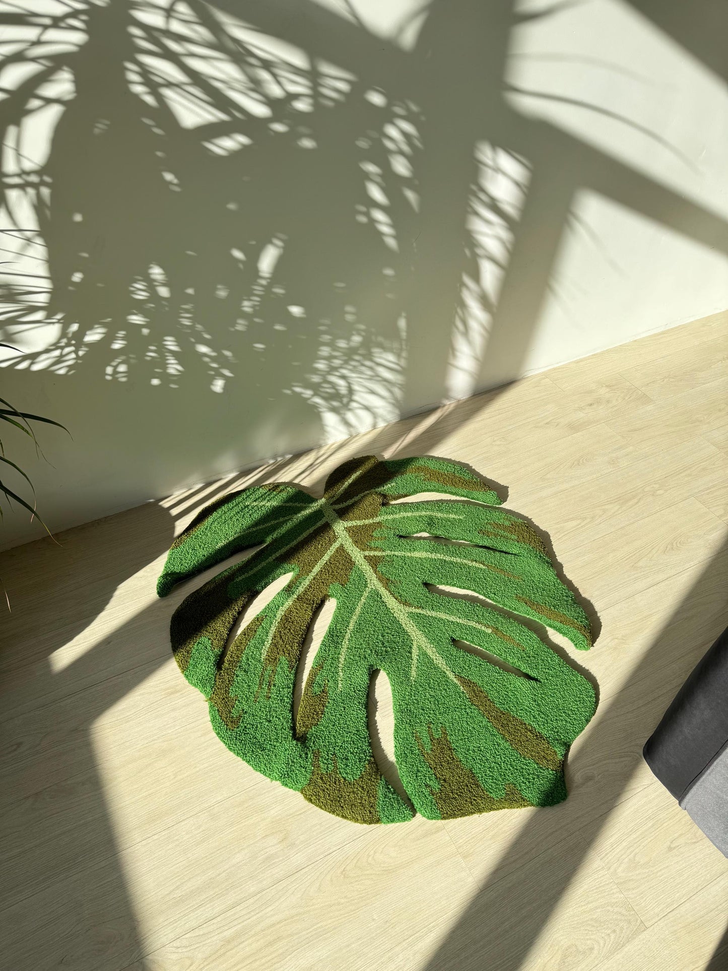 Handmade Monstera Leaf Tufted Rug: Tropical Plant Decor