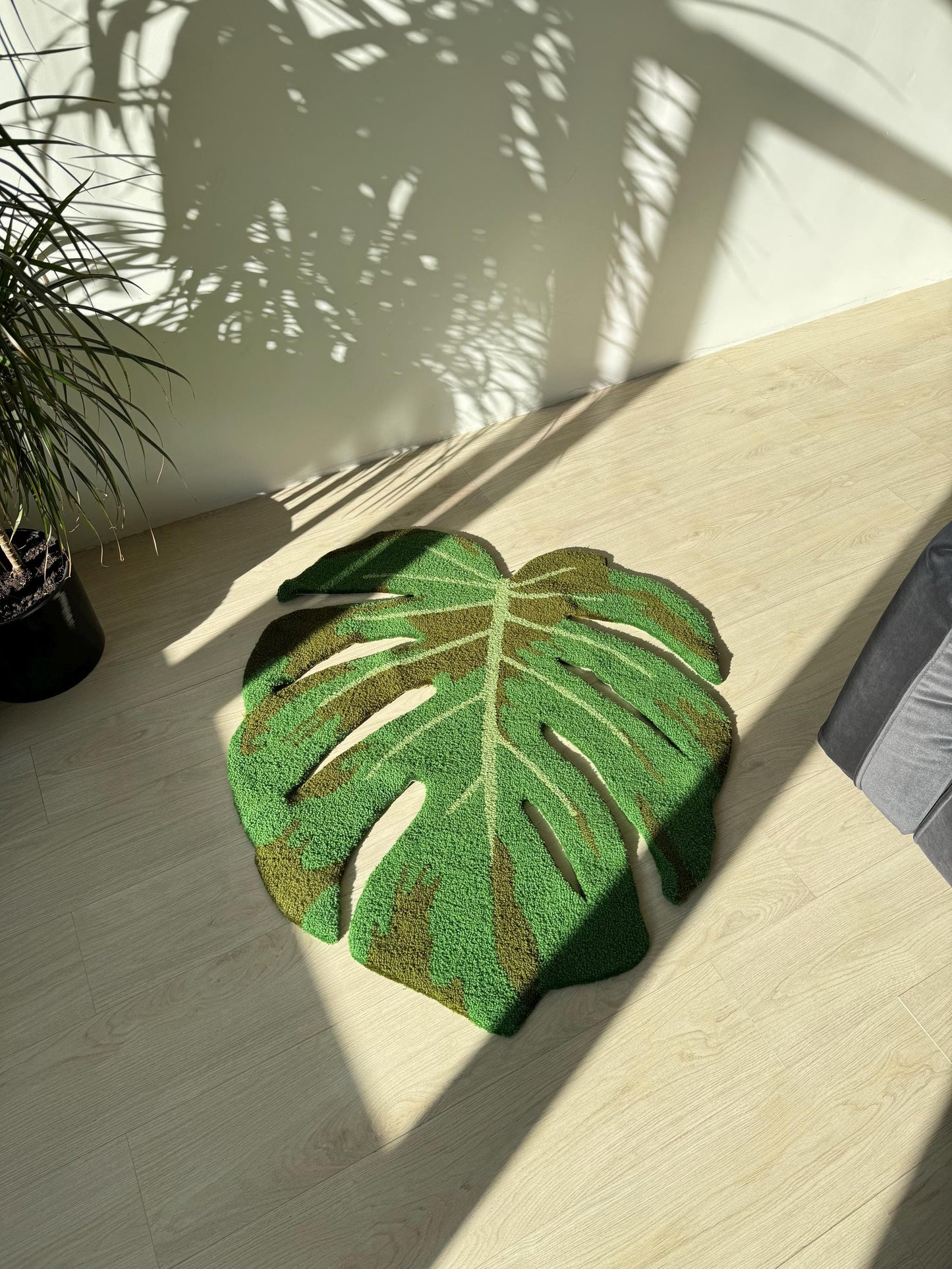 Handmade Monstera Leaf Tufted Rug: Tropical Plant Decor