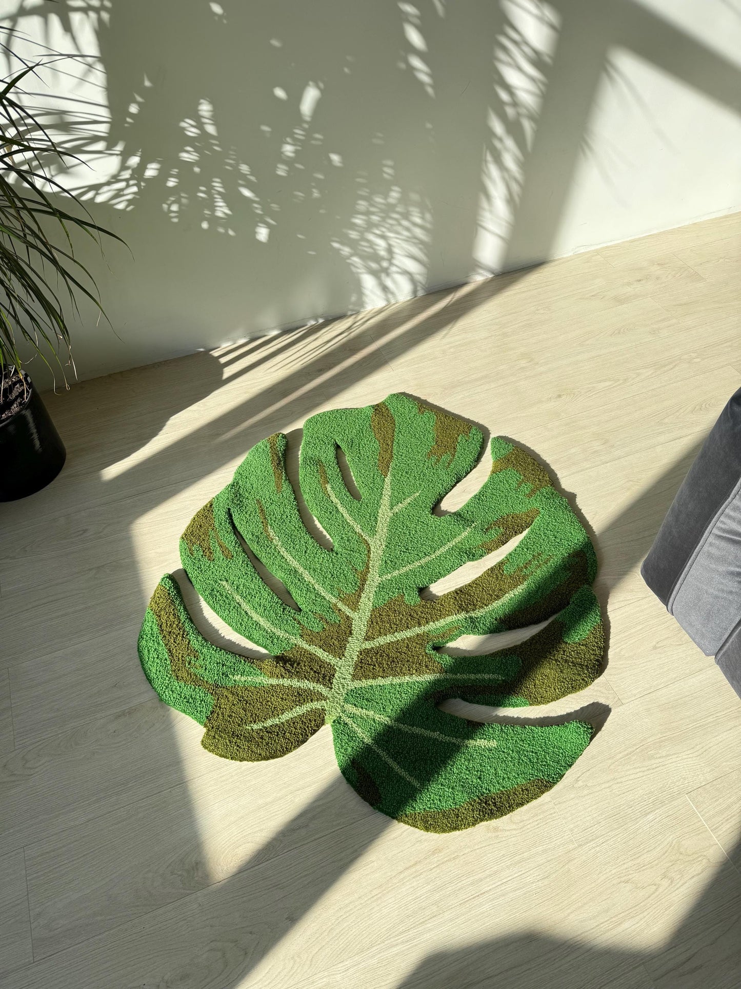 Handmade Monstera Leaf Tufted Rug: Tropical Plant Decor