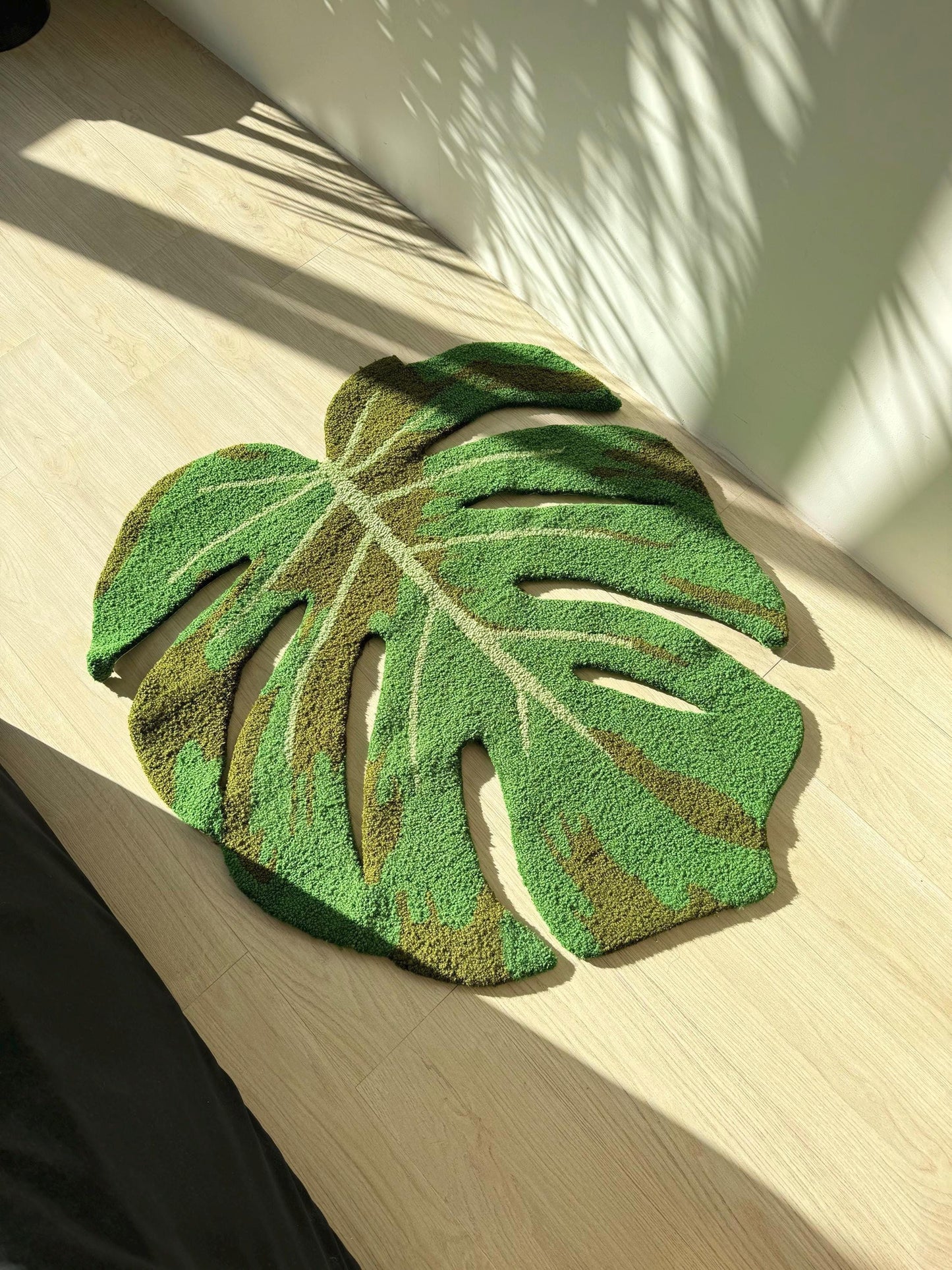 Handmade Monstera Leaf Tufted Rug: Tropical Plant Decor