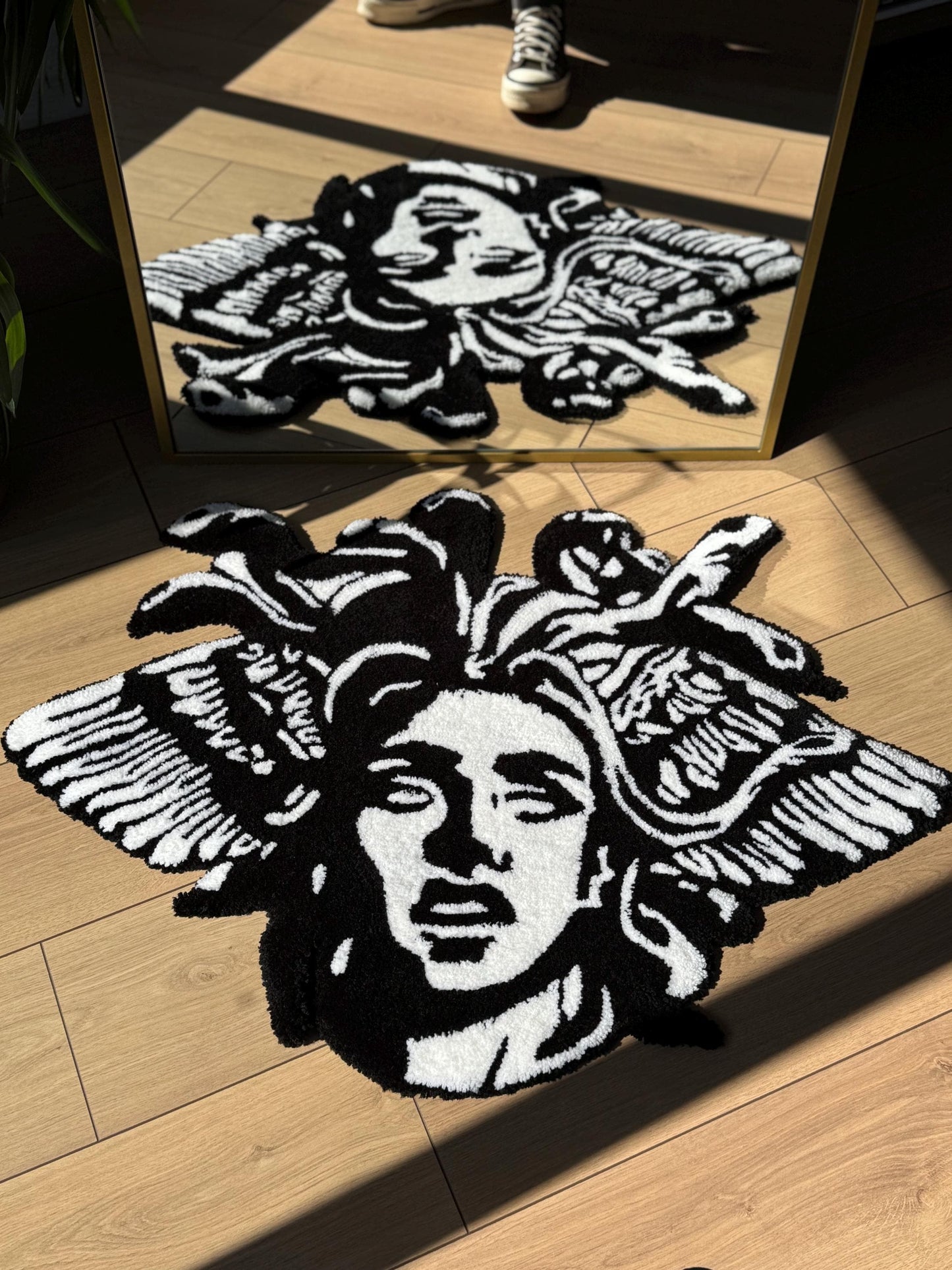 Medusa Tufted Rug – Handmade Fluffy Greek Mythology Carpet – Bold Statement Floor Art – 3D Textile Wall Decor