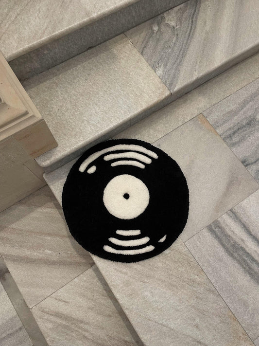 An aesthetic "vinyl record" rug made using the tufting method