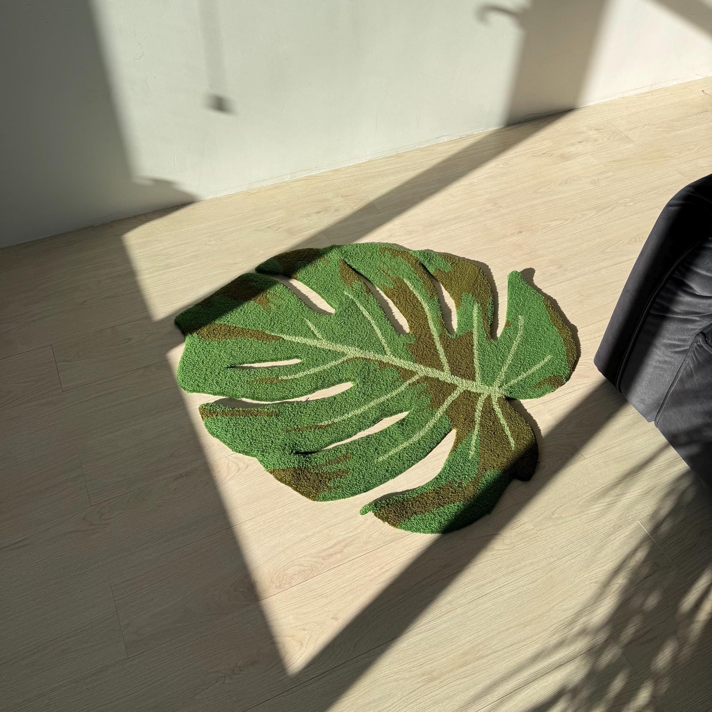 Handmade Monstera Leaf Tufted Rug: Tropical Plant Decor