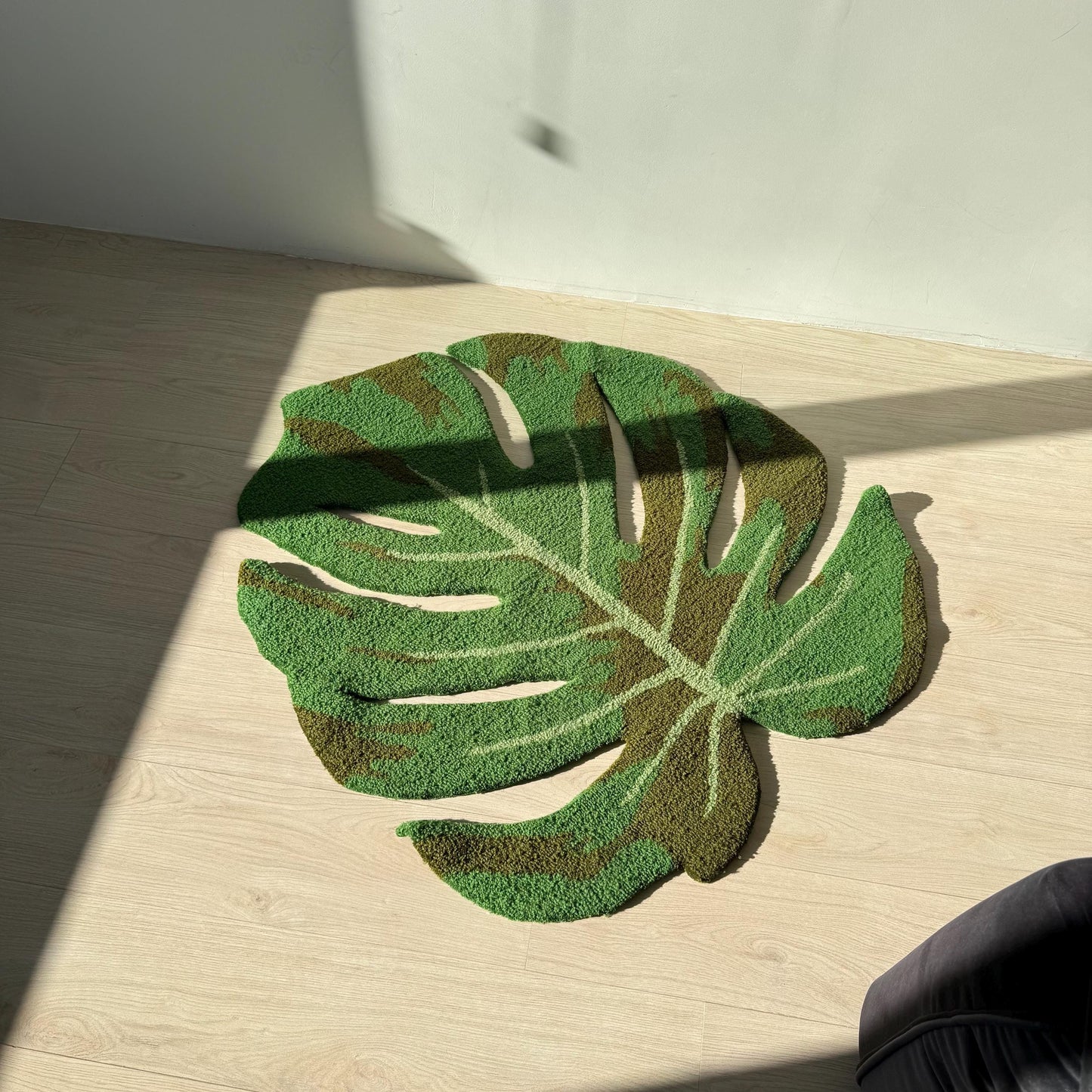 Handmade Monstera Leaf Tufted Rug: Tropical Plant Decor