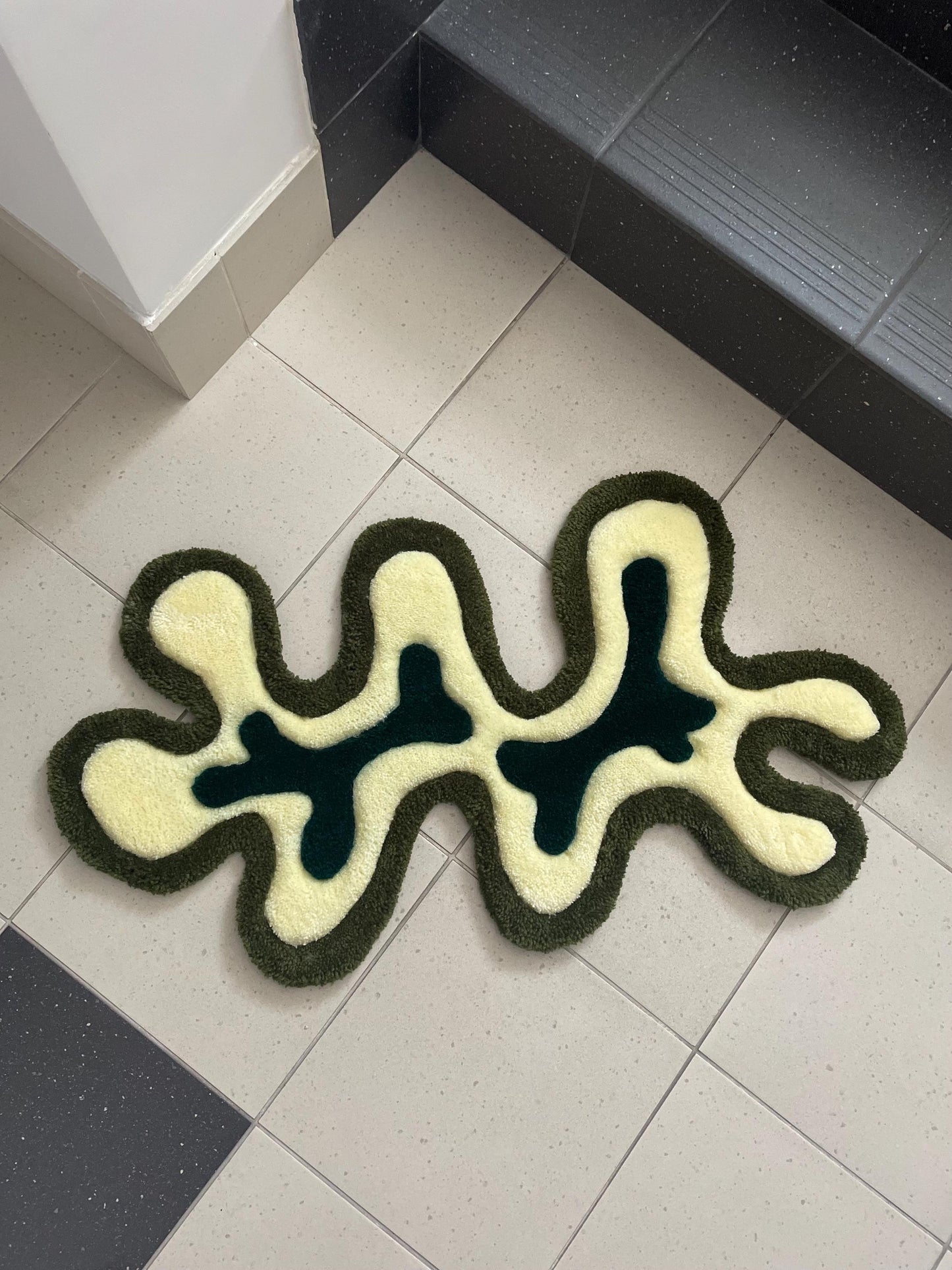 Abstract rug - fits any interior.