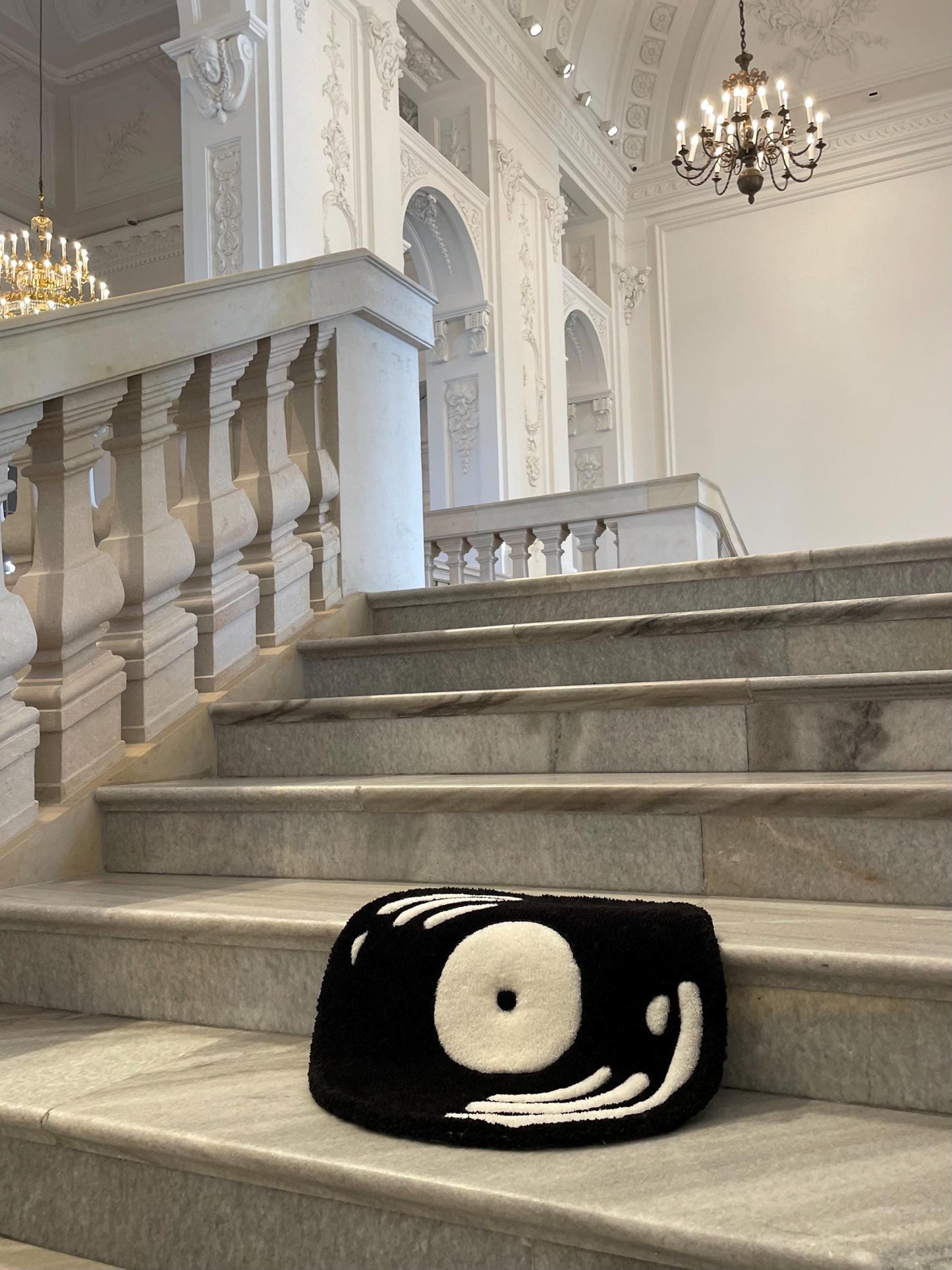 An aesthetic "vinyl record" rug made using the tufting method