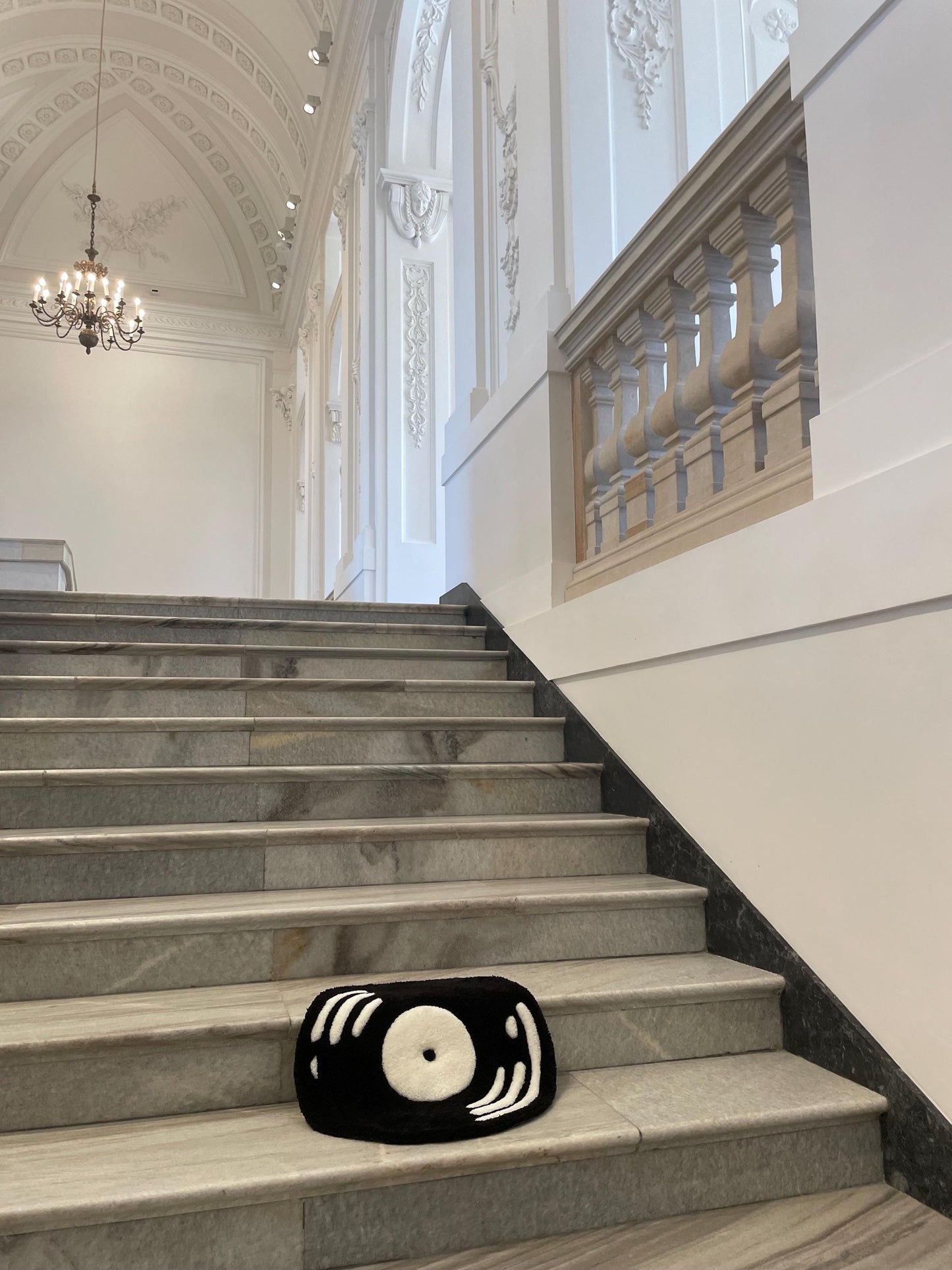 An aesthetic "vinyl record" rug made using the tufting method