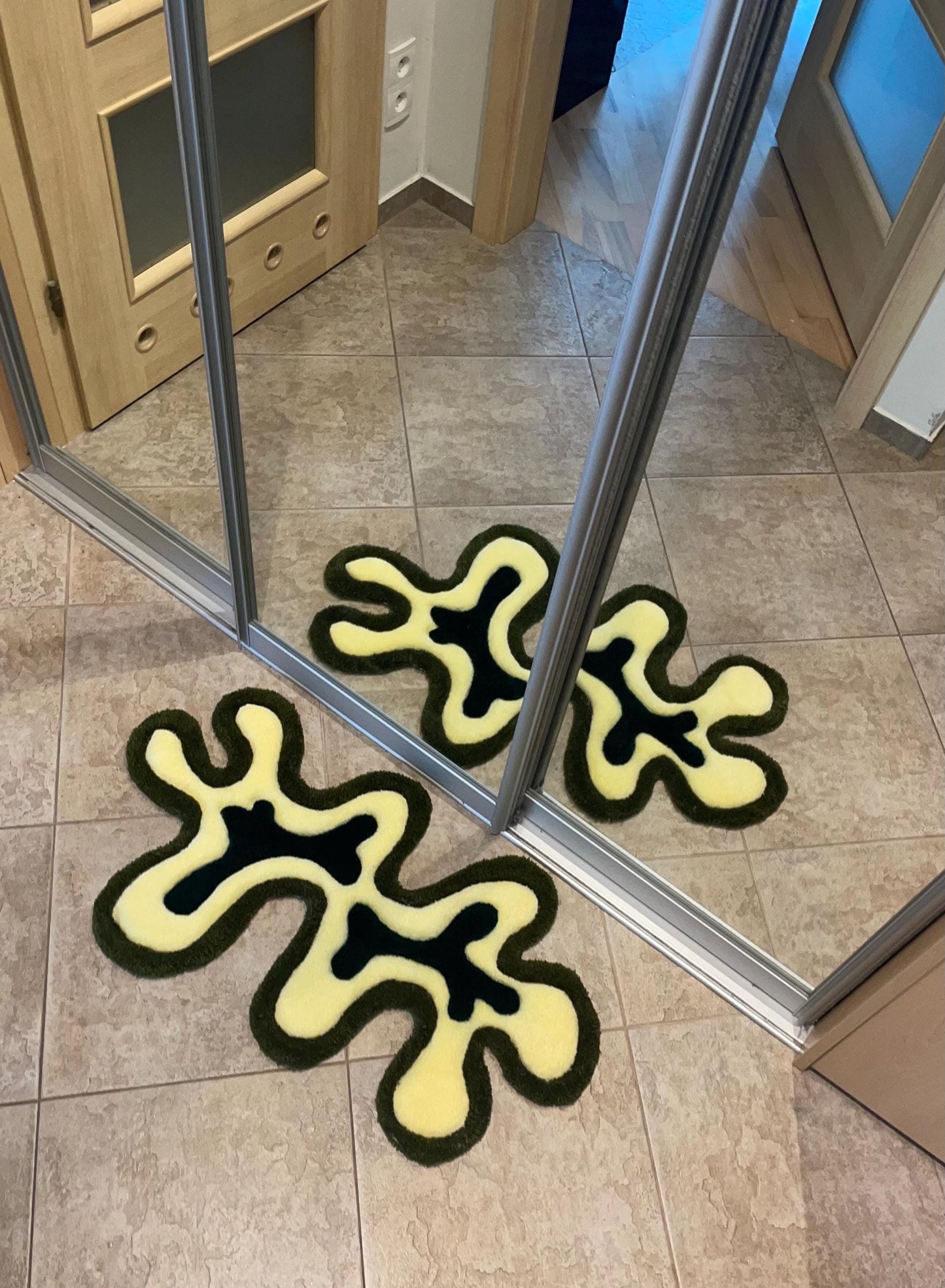 Abstract rug - fits any interior.