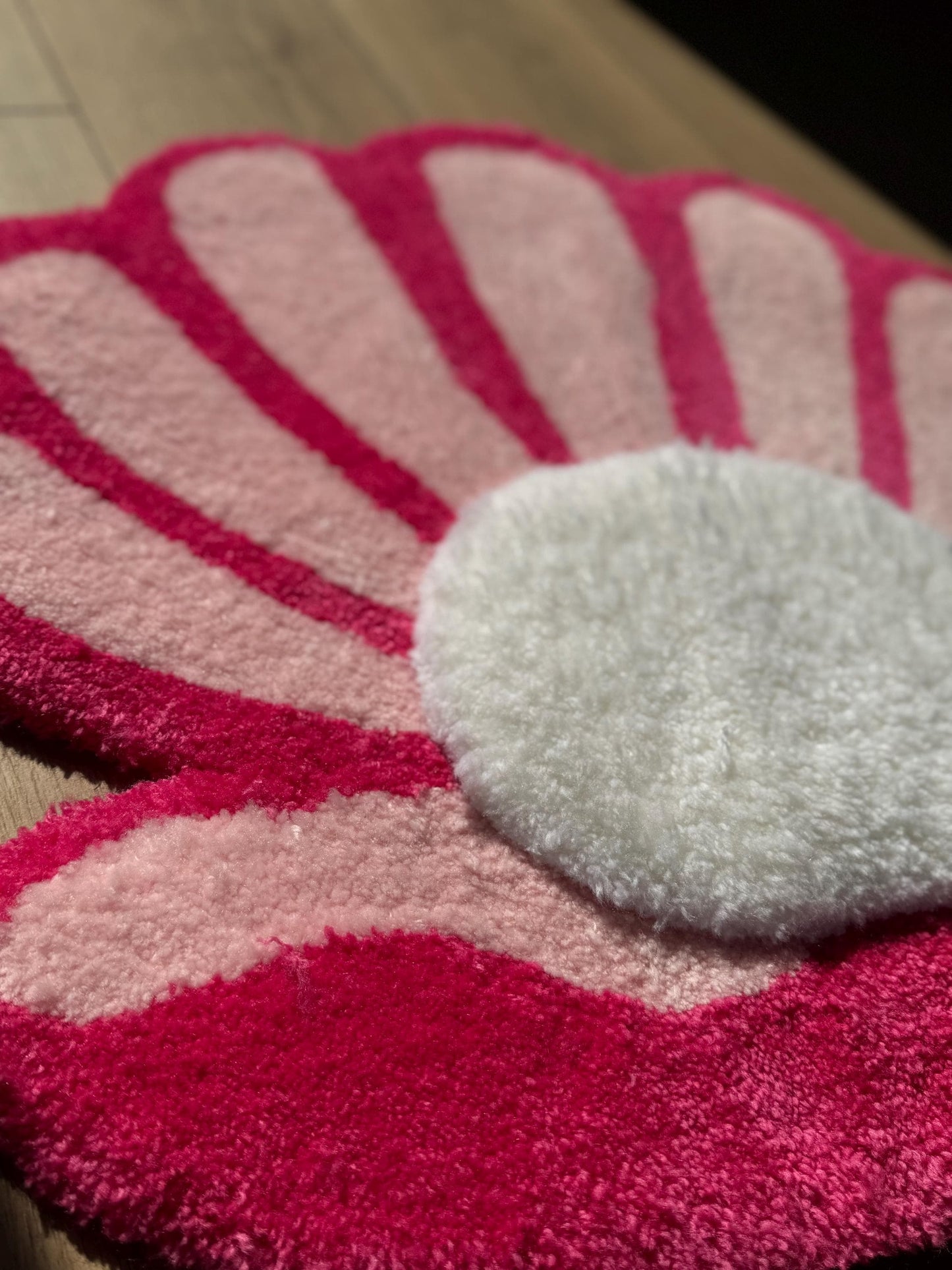 Handmade 3D Pearl Shell Tufted Rug Pink Aesthetic Seashell Floor Mat for Bedroom Bathroom Vanity Area Decor Soft Carpet 70x65cm Gift Idea