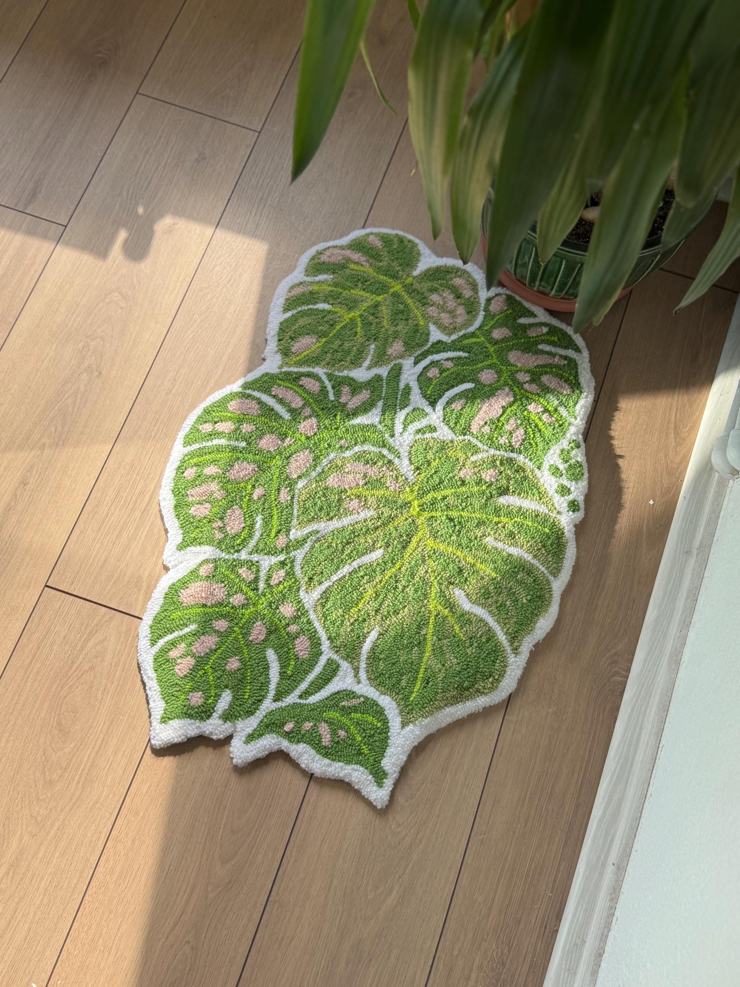 Handmade Tufted Rug Monstera Leaf Design Green Tropical Plant Shaped Carpet Nature Inspired Boho Home Decor 80x55cm