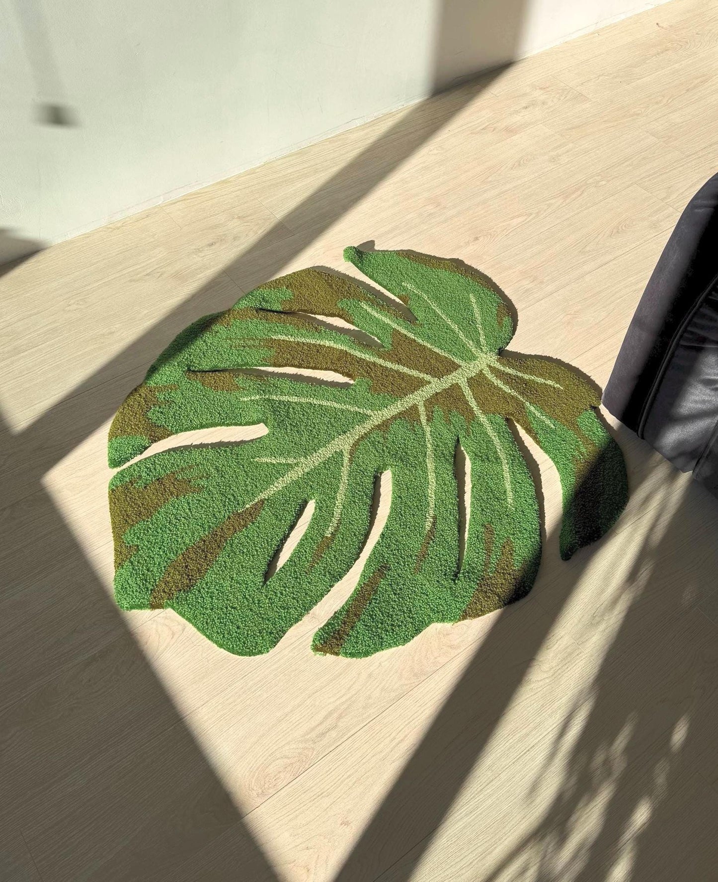 Handmade Monstera Leaf Tufted Rug: Tropical Plant Decor