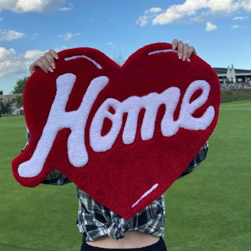 Heart-shaped tufted rug – Handmade love rug, romantic home decor, Valentine’s gift, cozy heart carpet, fluffy rug, custom design