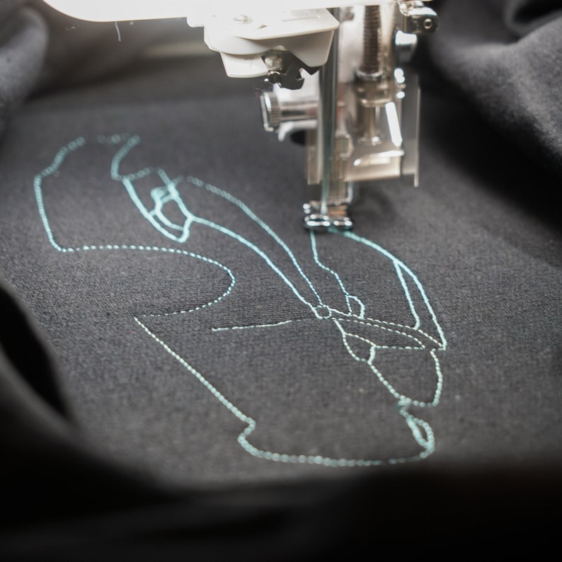 Geansaí Bróidnéireachta Cat Dubh nó Hoodie, Bronntanas Cat Dubh