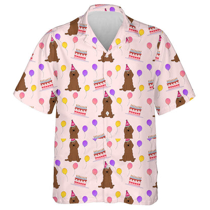 Madraí Spaniel Agus Cácaí Breithlá i gCúlra an Chartúin Léine haváí, Bronntanas Léine Haváíais, Bronntanas Nollag