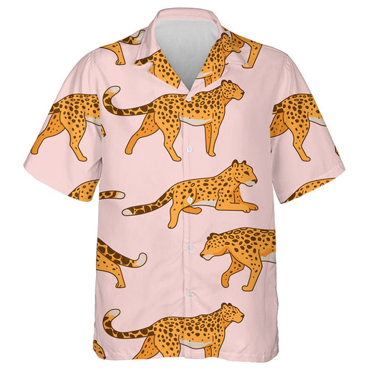 Leopards ag leagan agus ag ligean scíthe nó ag siúl agus ag seilg Léine haváí, bronntanas Léine haváí, bronntanas Nollag