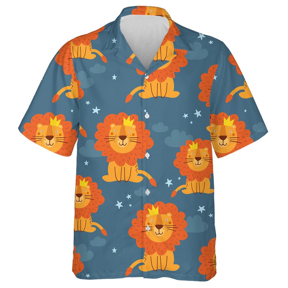 Ina shuí leon gleoite agus an choróin ar chúlra gorm dorcha Léine haváí, bronntanas Léine haváíais, bronntanas Nollag