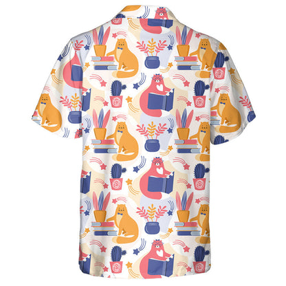 Cat Cliste Bándearg Agus Oráiste ag Léamh Léine Haváís, Bronntanas Léine Haváíais, Bronntanas Nollag