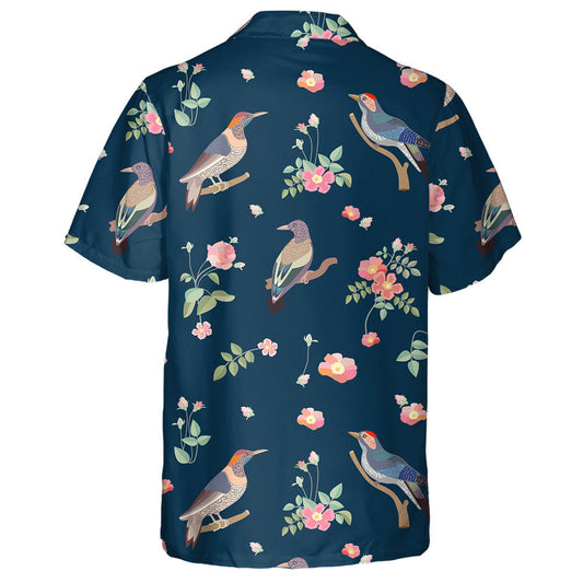 Éin agus Rósanna faoi Bhláth ar Chúlra Dorcha Gorm Léine Haváíais, Bronntanas Léine Haváíais, Bronntanas Nollag