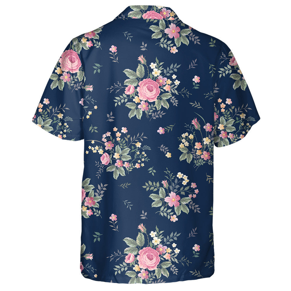 Bouquet Pretty Rose Ar Chúlra Dorcha Gorm Dearadh Léine Haváís, Bronntanas Léine Haváís, Bronntanas Nollag