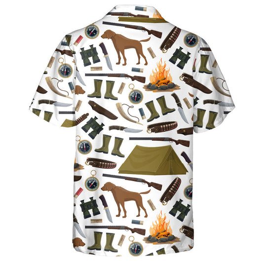 Trealamh Seilge Agus Madra Fiach ar Chúlra Bán Léine Haváís, Bronntanas Léine Haváís, Bronntanas Nollag