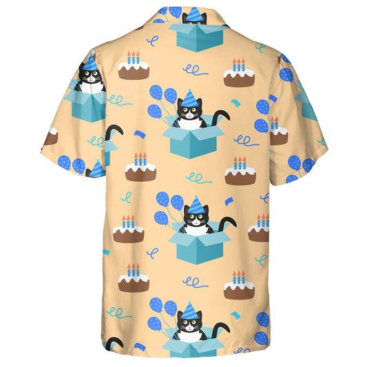 Cat Dubh gleoite ina Suí I mBosca Cairtchláir Léine Haváís, Bronntanas Léine Haváíais, Bronntanas Nollag