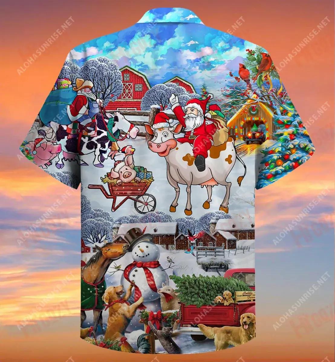 Feirmeoir Daidí na Nollag ag Marcaíocht Bó Feirme Feirmeoireacht Nollag Gearr Léine Haváís Aigéan Muinchille Gearr Léinte Crazy Haváís Patrún Léine Haváíais, Bronntanas Léine Haváís, Bronntanas Nollag